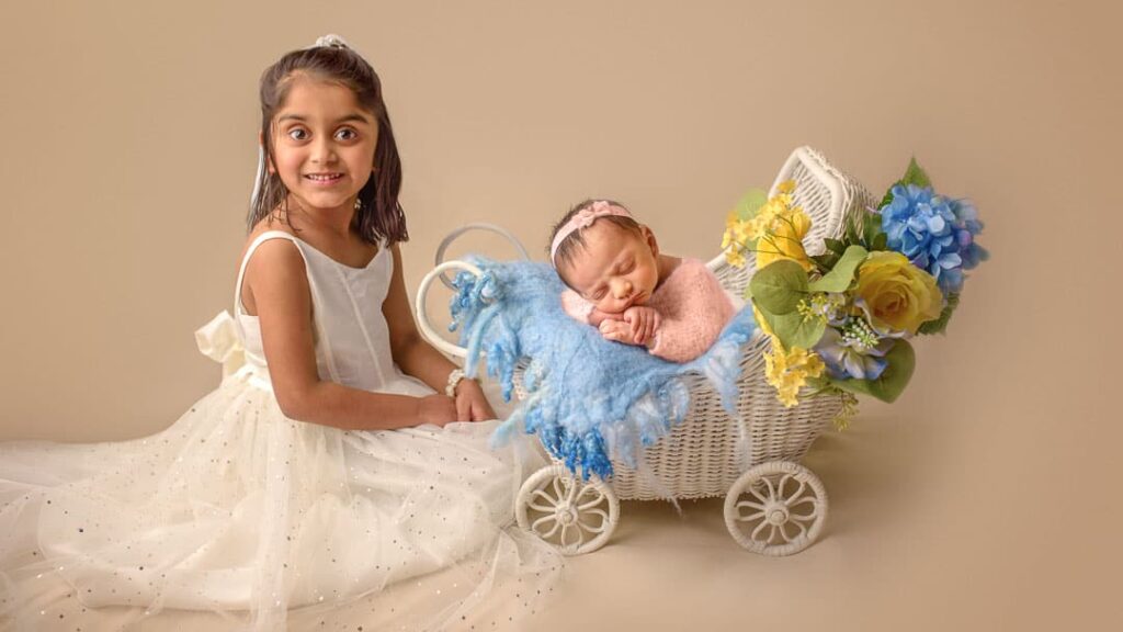 In-home-newborn-photo-session-with-sister-in-Minnesota 