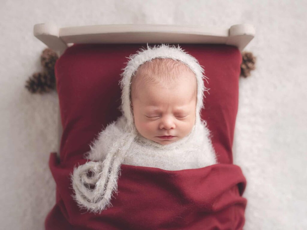 newborn-photo-in-a bed
