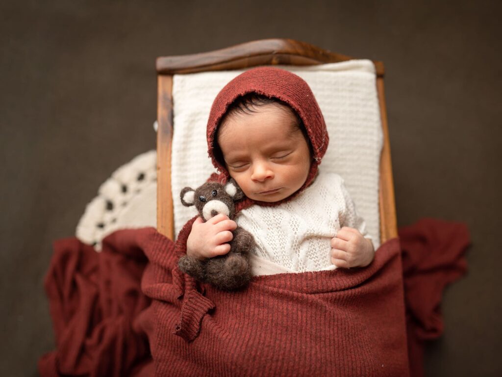 newborn-photo-in-bed