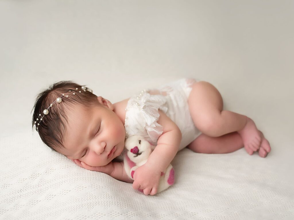 newborn-photo-in-white