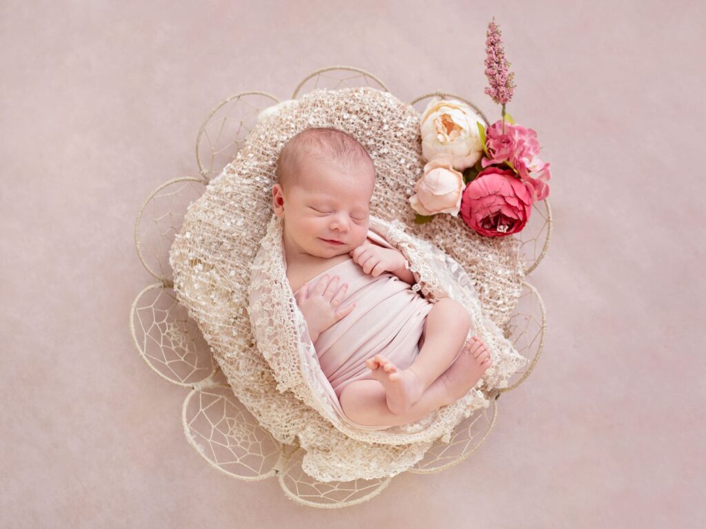 newborn-photo-in-a basket